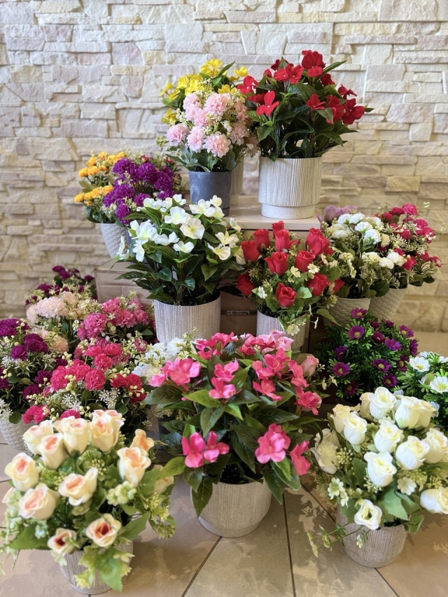 New assortment: new planters with bouquets of artificial flowers